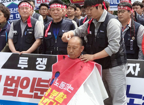 박근태 현대중공업 노동조합 지부장이 회사 물적분할 추진에 반대해 삭발을 하고 있다. <연합뉴스>